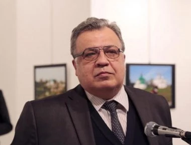 Συνελήφθη γυναίκα που θεωρείται ότι εμπλέκεται στη δολοφονία του Ρώσου πρέσβη Αντρέι Καρλόφ στην Τουρκία